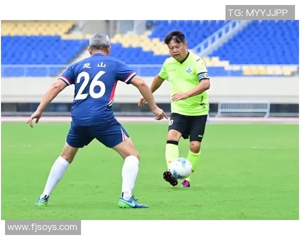 足球明星骑摩托展现酷炫风采引发球迷热议