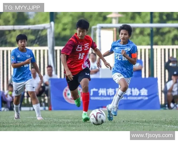 阳光球星逐梦绿茵场彰显拼搏精神点亮青少年足球梦想